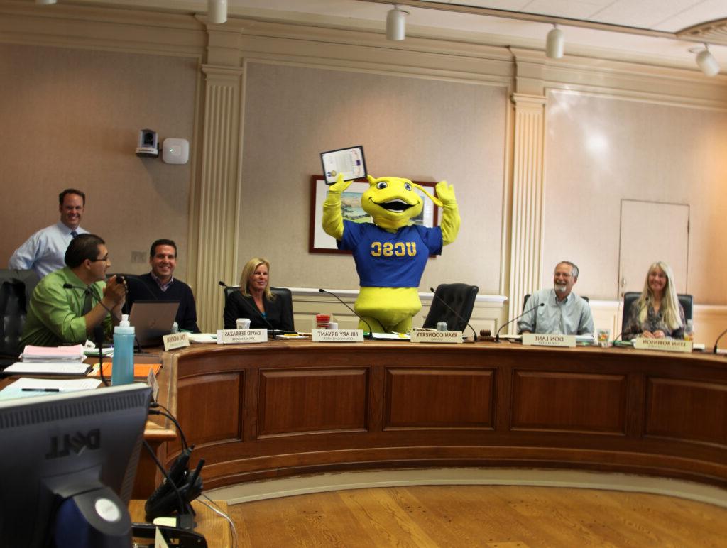圣克鲁斯市议会大厅里的吉祥物萨米高举双手庆祝.