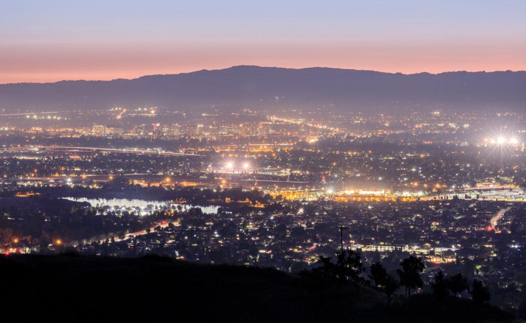 黄昏的硅谷，灯火通明.